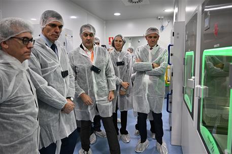 4/02/2025. Pedro S&#225;nchez visita la planta de Novartis en Zaragoza. El presidente del Gobierno en la zona de producci&#243;n de la planta de Novartis.